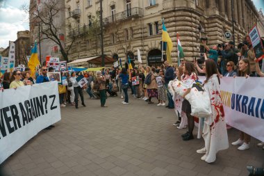 Budapeşte (124; Macaristan - 2022,03.08): Budapeşte 'de bayraklı insanlar Ukraynalıları desteklemek ve Rusya' nın başlattığı savaşı durdurmak için toplandılar