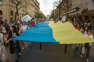Budapeşte (124; Macaristan - 2022,03.08): Budapeşte 'de bayraklı insanlar Ukraynalıları desteklemek ve Rusya' nın başlattığı savaşı durdurmak için toplandılar