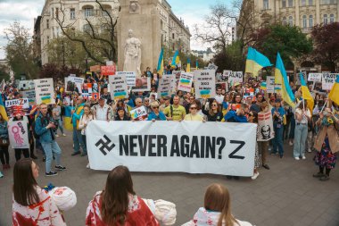 Budapeşte (124; Macaristan - 2022,03.08): Budapeşte 'de bayraklı insanlar Ukraynalıları desteklemek ve Rusya' nın başlattığı savaşı durdurmak için toplandılar