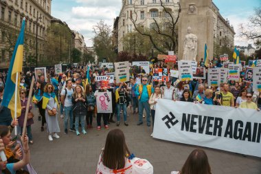 Budapeşte (124; Macaristan - 2022,03.08): Budapeşte 'de bayraklı insanlar Ukraynalıları desteklemek ve Rusya' nın başlattığı savaşı durdurmak için toplandılar