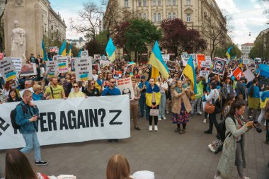 Budapeşte (124; Macaristan - 2022,03.08): Budapeşte 'de bayraklı insanlar Ukraynalıları desteklemek ve Rusya' nın başlattığı savaşı durdurmak için toplandılar