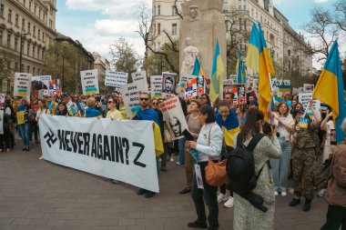 Budapeşte (124; Macaristan - 2022,03.08): Budapeşte 'de bayraklı insanlar Ukraynalıları desteklemek ve Rusya' nın başlattığı savaşı durdurmak için toplandılar