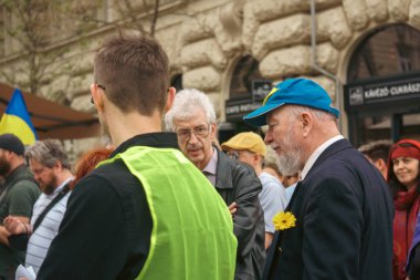 Budapeşte (124; Macaristan - 2022,03.08): Budapeşte 'de bayraklı insanlar Ukraynalıları desteklemek ve Rusya' nın başlattığı savaşı durdurmak için toplandılar