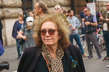 Budapeşte (124; Macaristan - 2022,03.08): Budapeşte 'de bayraklı insanlar Ukraynalıları desteklemek ve Rusya' nın başlattığı savaşı durdurmak için toplandılar