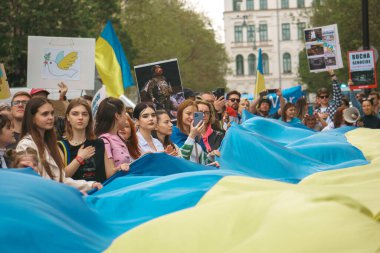 Budapeşte (124; Macaristan - 2022,03.08): Budapeşte 'de bayraklı insanlar Ukraynalıları desteklemek ve Rusya' nın başlattığı savaşı durdurmak için toplandılar