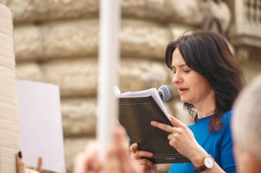 Budapeşte (124; Macaristan - 2022,03.08): Budapeşte 'de bayraklı insanlar Ukraynalıları desteklemek ve Rusya' nın başlattığı savaşı durdurmak için toplandılar