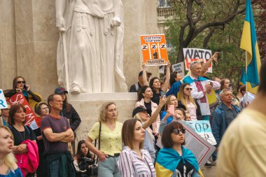 Budapeşte (124; Macaristan - 2022,03.08): Budapeşte 'de bayraklı insanlar Ukraynalıları desteklemek ve Rusya' nın başlattığı savaşı durdurmak için toplandılar