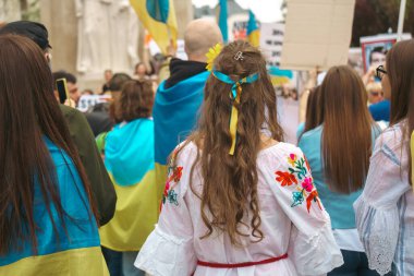 Budapeşte (124; Macaristan - 2022,03.08): Budapeşte 'de bayraklı insanlar Ukraynalıları desteklemek ve Rusya' nın başlattığı savaşı durdurmak için toplandılar