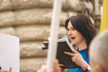 Budapeşte (124; Macaristan - 2022,03.08): Budapeşte 'de bayraklı insanlar Ukraynalıları desteklemek ve Rusya' nın başlattığı savaşı durdurmak için toplandılar