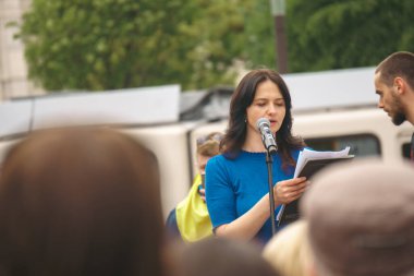 Budapeşte (124; Macaristan - 2022,03.08): Budapeşte 'de bayraklı insanlar Ukraynalıları desteklemek ve Rusya' nın başlattığı savaşı durdurmak için toplandılar