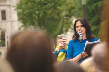 Budapeşte (124; Macaristan - 2022,03.08): Budapeşte 'de bayraklı insanlar Ukraynalıları desteklemek ve Rusya' nın başlattığı savaşı durdurmak için toplandılar