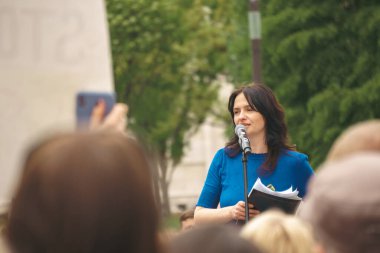 Budapeşte (124; Macaristan - 2022,03.08): Budapeşte 'de bayraklı insanlar Ukraynalıları desteklemek ve Rusya' nın başlattığı savaşı durdurmak için toplandılar