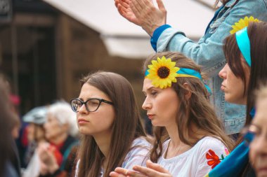 Budapeşte (124; Macaristan - 2022,03.08): Budapeşte 'de bayraklı insanlar Ukraynalıları desteklemek ve Rusya' nın başlattığı savaşı durdurmak için toplandılar
