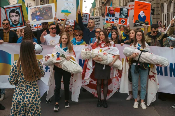 Budapeşte (124; Macaristan - 2022,03.08): Budapeşte 'de bayraklı insanlar Ukraynalıları desteklemek ve Rusya' nın başlattığı savaşı durdurmak için toplandılar