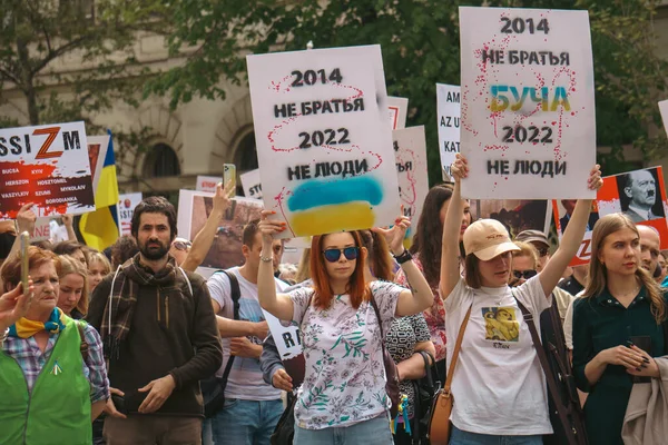 Budapeşte (124; Macaristan - 2022,03.08): Budapeşte 'de bayraklı insanlar Ukraynalıları desteklemek ve Rusya' nın başlattığı savaşı durdurmak için toplandılar