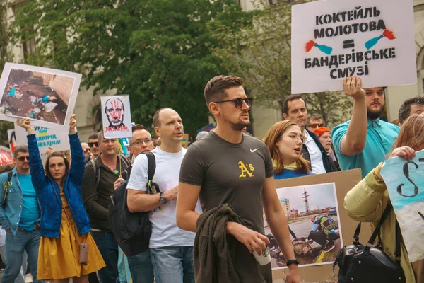 Будапешт Угорщина 2022 Люди Прапорами Будапешті Збираються Щоб Підтримати Українців — стокове фото