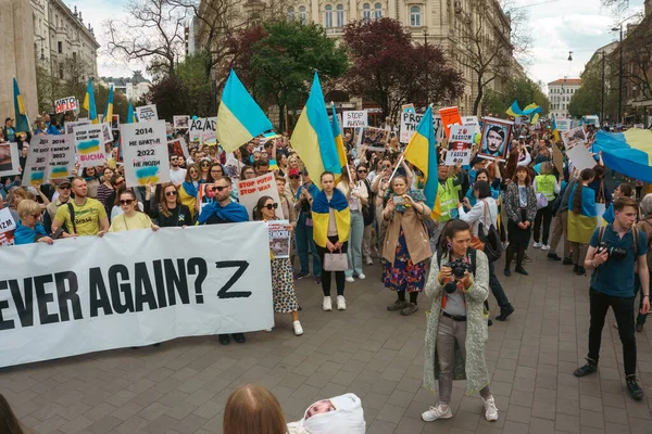 Budapeşte (124; Macaristan - 2022,03.08): Budapeşte 'de bayraklı insanlar Ukraynalıları desteklemek ve Rusya' nın başlattığı savaşı durdurmak için toplandılar