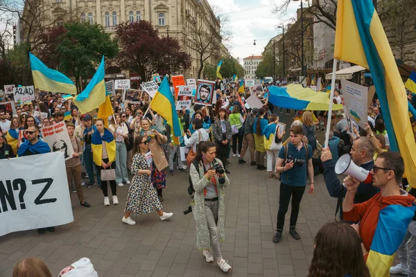 Budapeşte (124; Macaristan - 2022,03.08): Budapeşte 'de bayraklı insanlar Ukraynalıları desteklemek ve Rusya' nın başlattığı savaşı durdurmak için toplandılar