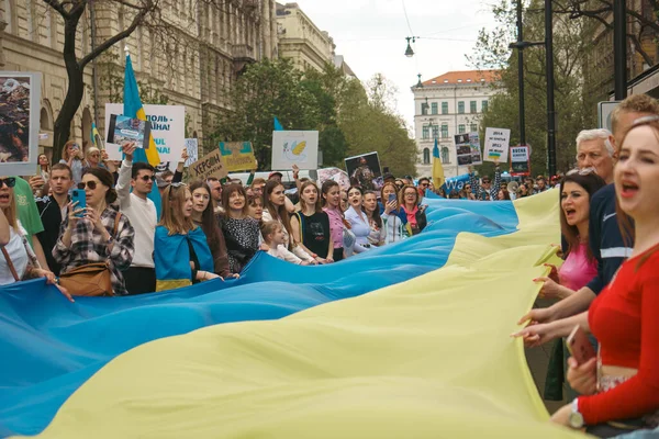 Будапешт 2022 Будапеште Собираются Люди Флагами Поддержать Украинцев Остановить Войну — стоковое фото