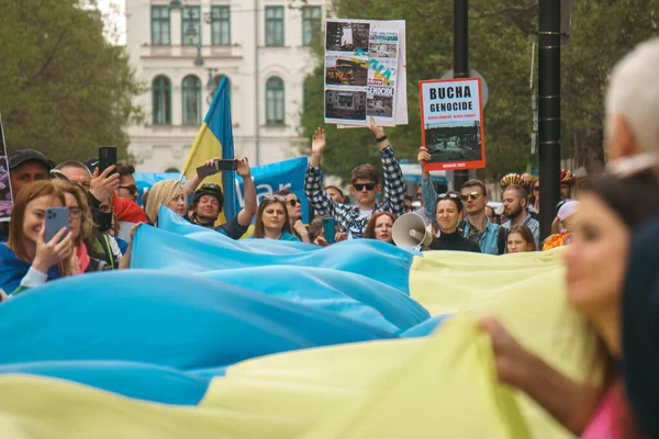 Budapeşte (124; Macaristan - 2022,03.08): Budapeşte 'de bayraklı insanlar Ukraynalıları desteklemek ve Rusya' nın başlattığı savaşı durdurmak için toplandılar