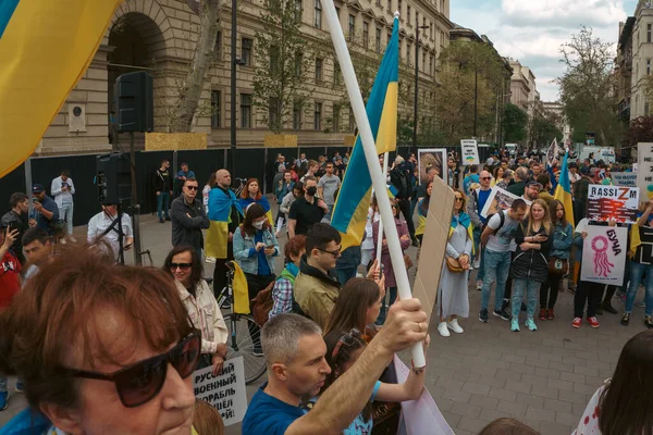 Budapeşte (124; Macaristan - 2022,03.08): Budapeşte 'de bayraklı insanlar Ukraynalıları desteklemek ve Rusya' nın başlattığı savaşı durdurmak için toplandılar