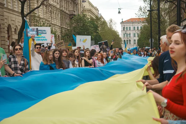 Budapeşte (124; Macaristan - 2022,03.08): Budapeşte 'de bayraklı insanlar Ukraynalıları desteklemek ve Rusya' nın başlattığı savaşı durdurmak için toplandılar