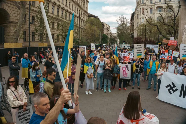 Budapeşte (124; Macaristan - 2022,03.08): Budapeşte 'de bayraklı insanlar Ukraynalıları desteklemek ve Rusya' nın başlattığı savaşı durdurmak için toplandılar