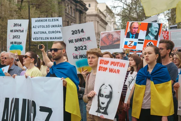 Budapeşte (124; Macaristan - 2022,03.08): Budapeşte 'de bayraklı insanlar Ukraynalıları desteklemek ve Rusya' nın başlattığı savaşı durdurmak için toplandılar