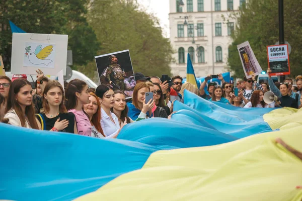 Budapeşte (124; Macaristan - 2022,03.08): Budapeşte 'de bayraklı insanlar Ukraynalıları desteklemek ve Rusya' nın başlattığı savaşı durdurmak için toplandılar