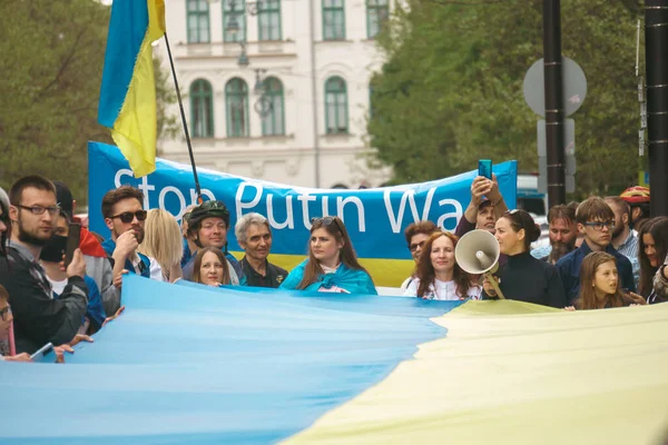 Budapeşte (124; Macaristan - 2022,03.08): Budapeşte 'de bayraklı insanlar Ukraynalıları desteklemek ve Rusya' nın başlattığı savaşı durdurmak için toplandılar