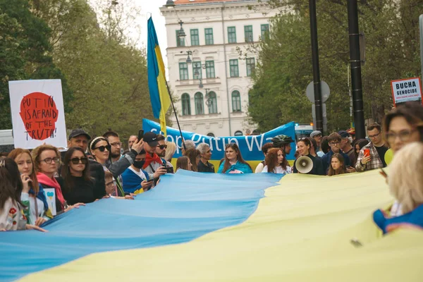 Budapeşte (124; Macaristan - 2022,03.08): Budapeşte 'de bayraklı insanlar Ukraynalıları desteklemek ve Rusya' nın başlattığı savaşı durdurmak için toplandılar