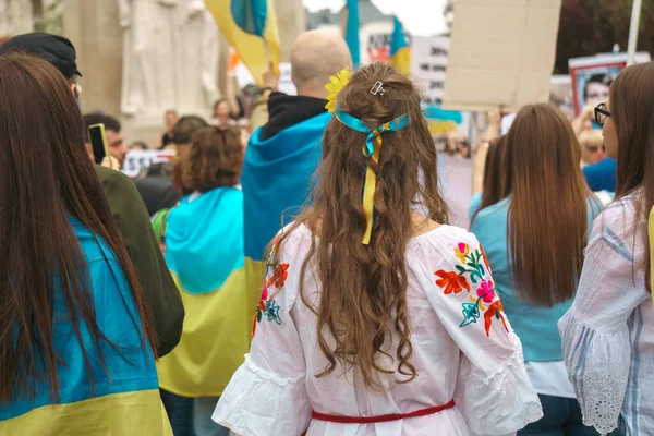 Budapeşte (124; Macaristan - 2022,03.08): Budapeşte 'de bayraklı insanlar Ukraynalıları desteklemek ve Rusya' nın başlattığı savaşı durdurmak için toplandılar