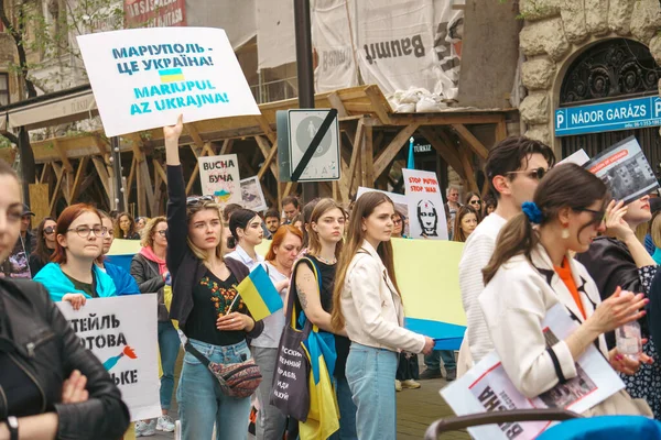 Budapeşte (124; Macaristan - 2022,03.08): Budapeşte 'de bayraklı insanlar Ukraynalıları desteklemek ve Rusya' nın başlattığı savaşı durdurmak için toplandılar