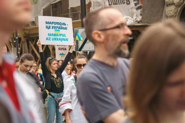 Budapeşte (124; Macaristan - 2022,03.08): Budapeşte 'de bayraklı insanlar Ukraynalıları desteklemek ve Rusya' nın başlattığı savaşı durdurmak için toplandılar