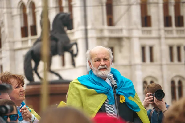 Budapeşte (124; Macaristan - 2022,03.08): Budapeşte 'de bayraklı insanlar Ukraynalıları desteklemek ve Rusya' nın başlattığı savaşı durdurmak için toplandılar