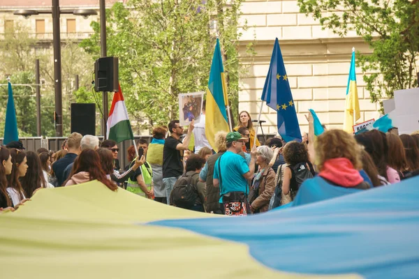 Budapeşte (124; Macaristan - 2022,03.08): Budapeşte 'de bayraklı insanlar Ukraynalıları desteklemek ve Rusya' nın başlattığı savaşı durdurmak için toplandılar