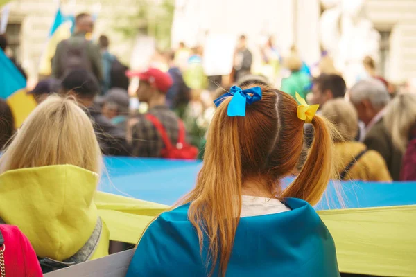 Budapeşte (124; Macaristan - 2022,03.08): Budapeşte 'de bayraklı insanlar Ukraynalıları desteklemek ve Rusya' nın başlattığı savaşı durdurmak için toplandılar