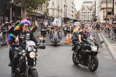 Londra / İngiltere - 02 / 07 / 2022: Gay Bisikletçiler Motosiklet Kulübü Londra LGBTQ Onur Yürüyüşünü Kutluyor