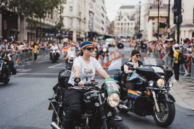 Londra / İngiltere - 02 / 07 / 2022: Gay Bisikletçiler Motosiklet Kulübü Londra LGBTQ Onur Yürüyüşünü Kutluyor