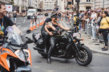 Londra / İngiltere - 02 / 07 / 2022: Gay Bisikletçiler Motosiklet Kulübü Londra LGBTQ Onur Yürüyüşünü Kutluyor
