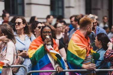 Londra / İngiltere - 02 / 07 / 2022: Londra LGBTQ Onur Yürüyüşünü kutlayan bayrakları ve sancakları olanlar