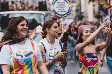 Londra / İngiltere - 02 / 07 / 2022: Londra Belediye Başkanı Londra LGBTQ Onur Yürüyüşünü Kutladı