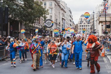 Londra / İngiltere - 02 / 07 / 2022: Londra LGBTQ Onur Yürüyüşünü kutlayan bayrakları ve sancakları olanlar
