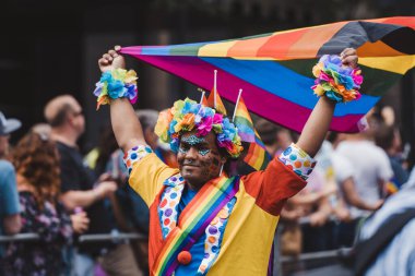 Londra / İngiltere - 02 / 07 / 2022: Londra LGBTQ Onur Yürüyüşünü kutlayan bayrakları ve sancakları olanlar