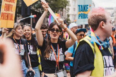 Londra / İngiltere - 02 / 07 / 2022: Stonewall organizasyon çalışanları Londra LGBTQ Onur Yürüyüşünü kutluyor