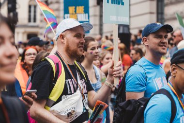 Londra / İngiltere - 02 / 07 / 2022: Stonewall organizasyon çalışanları Londra LGBTQ Onur Yürüyüşünü kutluyor