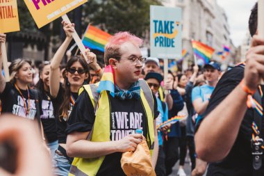 Londra / İngiltere - 02 / 07 / 2022: Stonewall organizasyon çalışanları Londra LGBTQ Onur Yürüyüşünü kutluyor