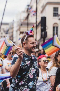 Londra / İngiltere - 02 / 07 / 2022: Londra LGBTQ Onur Yürüyüşünü kutlayan bayrakları ve sancakları olanlar