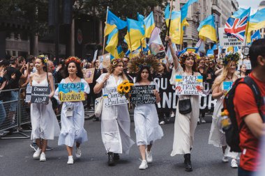Londra / İngiltere - 02 / 07 / 2022: Londra LGBTQ Onur Yürüyüşünü kutlayan bayrakları ve sancaklarıyla Ukraynalılar