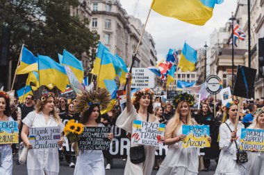 Londra / İngiltere - 02 / 07 / 2022: Londra LGBTQ Onur Yürüyüşünü kutlayan bayrakları ve sancaklarıyla Ukraynalılar